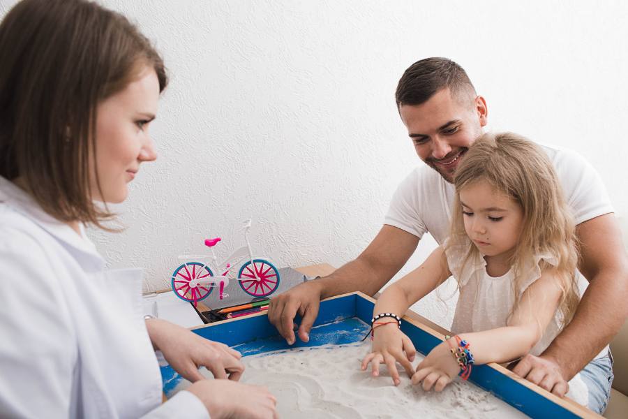 Familia con niño en el espectro autista