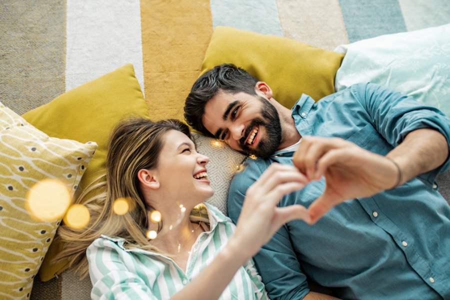 pareja neurodivergente